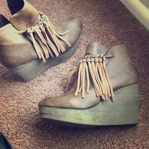 Fringe, platform wedges